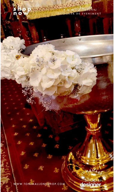 Decor cristelnita botez cu hortensii albe flori silver dantela alba si aplicatii pene fulgi albi 1